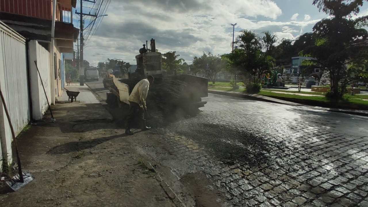 Camacã: Empresa reinicia as obras do asfalto da Praça Mário Batista